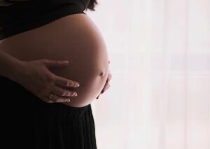 Foto de una mujer embarazada en el tercer trimestre
